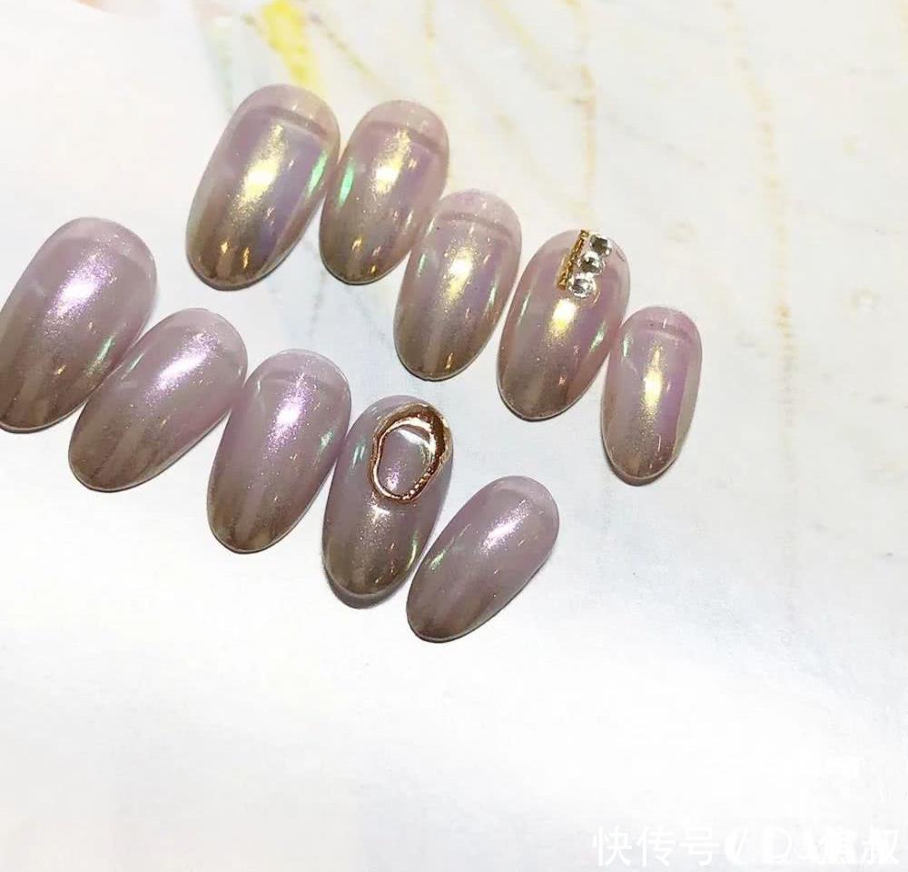 『闺蜜』做一次极光色美甲吧!闺蜜吵着让我陪她去做