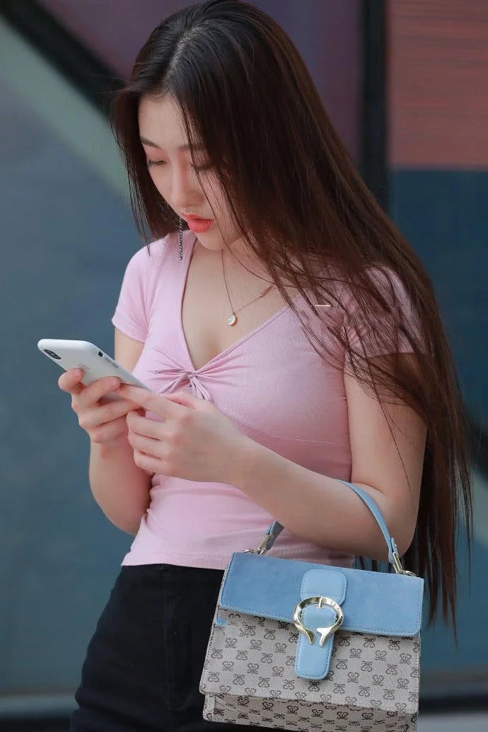 小姐姐小巧玲珑的身材非常可人，最亮眼的还是她大腿上纹的一个蕾