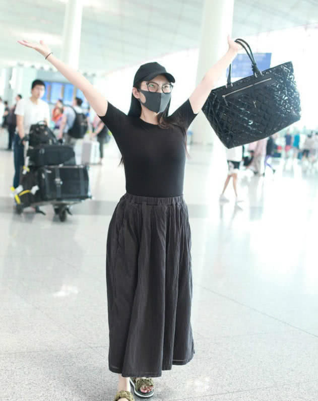 徐冬冬到底是胖了!一身黑色穿扮也没用，网友:简直胖成球了!