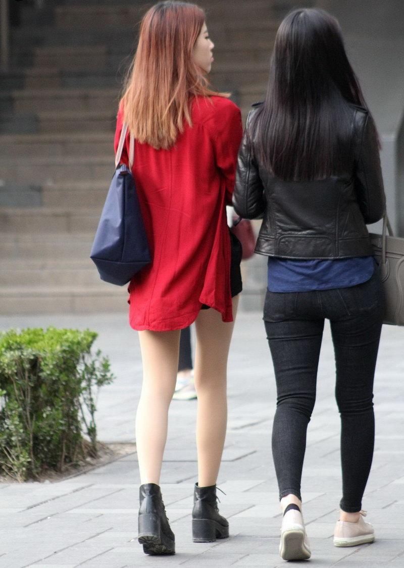 安泰路丝袜美女双腿修长笔直，夏季清爽街拍！