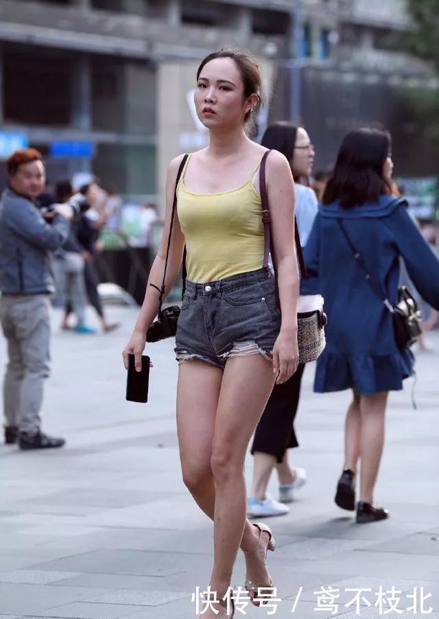  [气质]美女搭配黑色尖头高跟鞋，尽显女人的气质，带来了复古的优雅之美