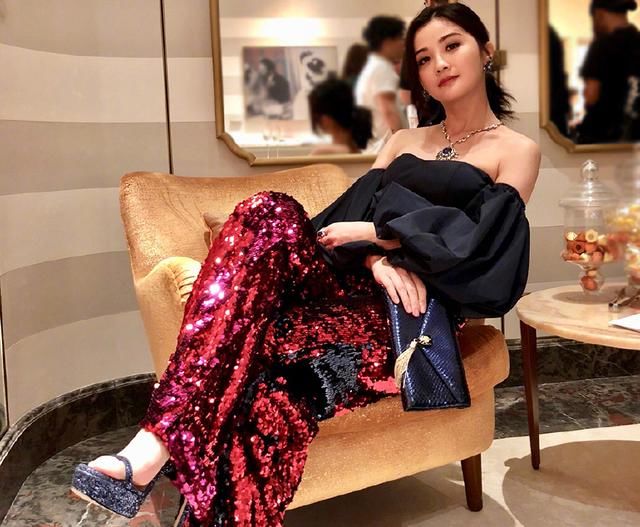 同是穿黑色出席活动，惠英红大气郑秀文御姐，蔡卓妍36照样很俏皮