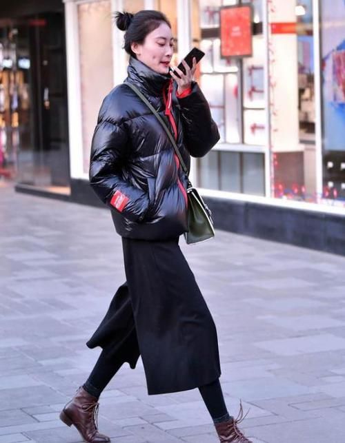 『迷人』街拍:环肥燕瘦的小姐姐,一件灰色吊带配白色短裤,时尚清爽迷人