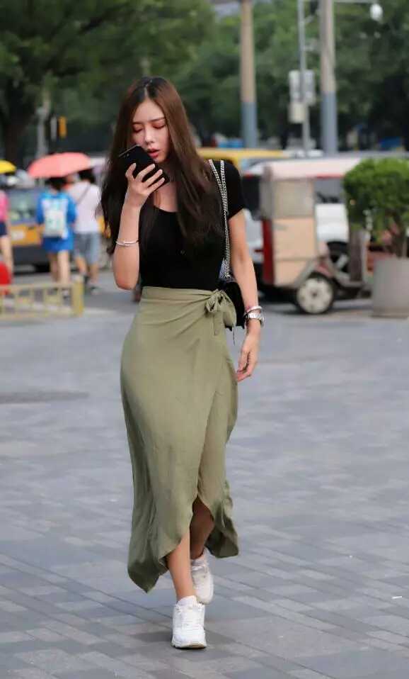 街拍：美女纯洁秀丽袅袅娜娜，身材均匀有致！