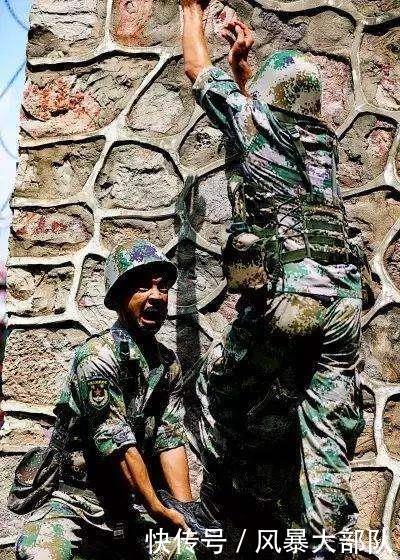 实战中,解放军为什么要将迷彩服“翻领” 作用比你想象的还要大