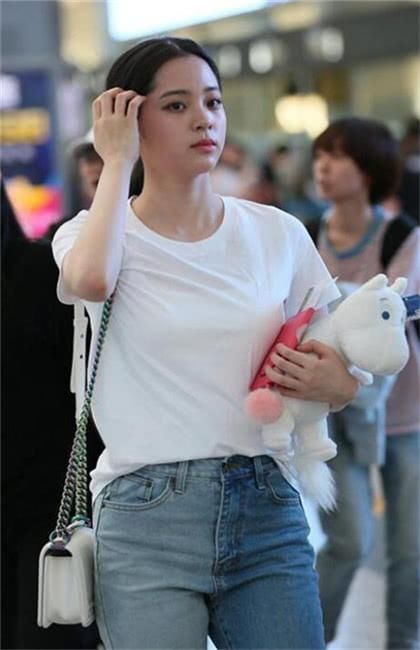 陈数够狠！41岁穿牛仔碾压欧阳娜娜，网友：20岁的我也穿不上