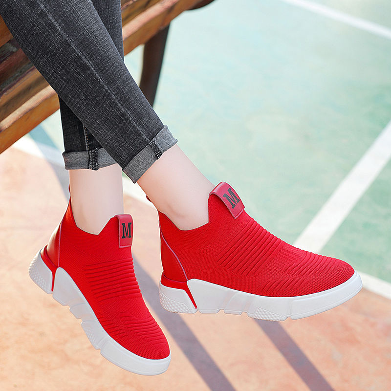 还在穿高跟鞋?新上市“袜子鞋”，比小白鞋舒适，街头感十足