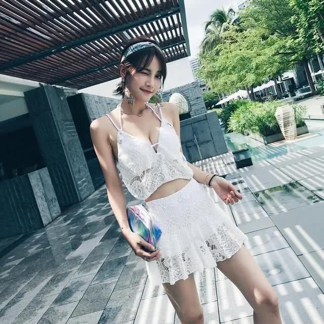 假日里的小姐姐最美丽！美女身穿泳衣展现了自己优美的身材曲线！