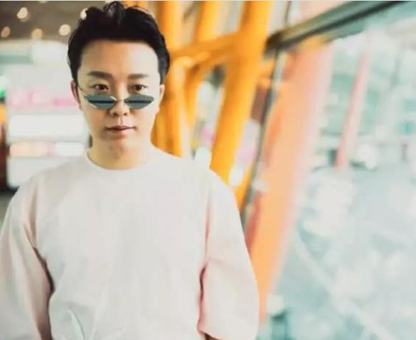 李玉刚首战戛纳 穿“百蝶衣”走红毯 简直惊艳了众人!