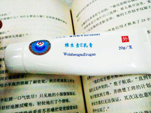 医院退休老教授揭发:药店一廉价乳膏，挤点抹抹，颈纹、眼袋全消