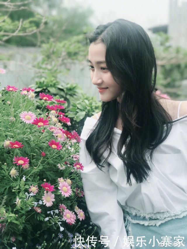 21岁关晓彤和26岁热巴同时撞衫，一个美如女神一个却像路人！