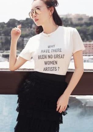 毛俊杰出席红毯，身穿绿色深V长裙秀身材，这大白腿十分抢眼！