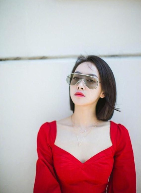 当宋茜穿深V遇见俞飞鸿，网友直呼:真的是冻龄啊，求支招