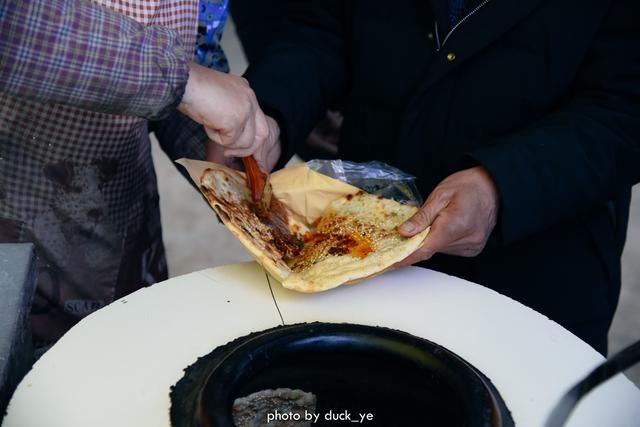  『荆州』湖北荆州特有美食，两人协作才能完成，流传千年只能在街头吃到！