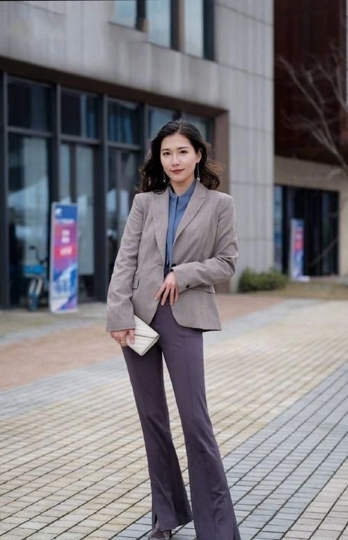 『 底裤』展现甜美气息，街拍：打底裤美女的搭配使得整体魅力提升