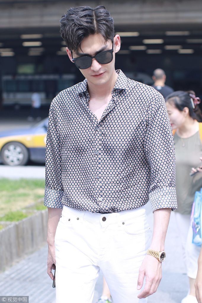 被演艺事业耽误的男模！张翰2米长腿完美驾驭白色长裤  戴墨镜低