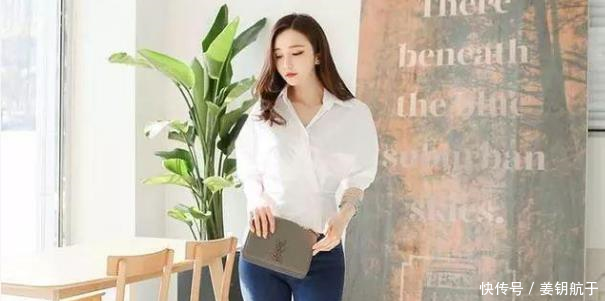 清纯可爱的牛仔裤美女，轻松秀出大长腿，回头率十足