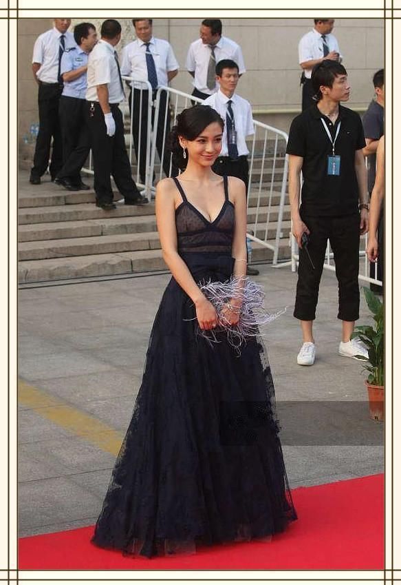 100斤何穗穿吊带裙竟输90斤杨颖？网友：终于知道超模和嫩模差距