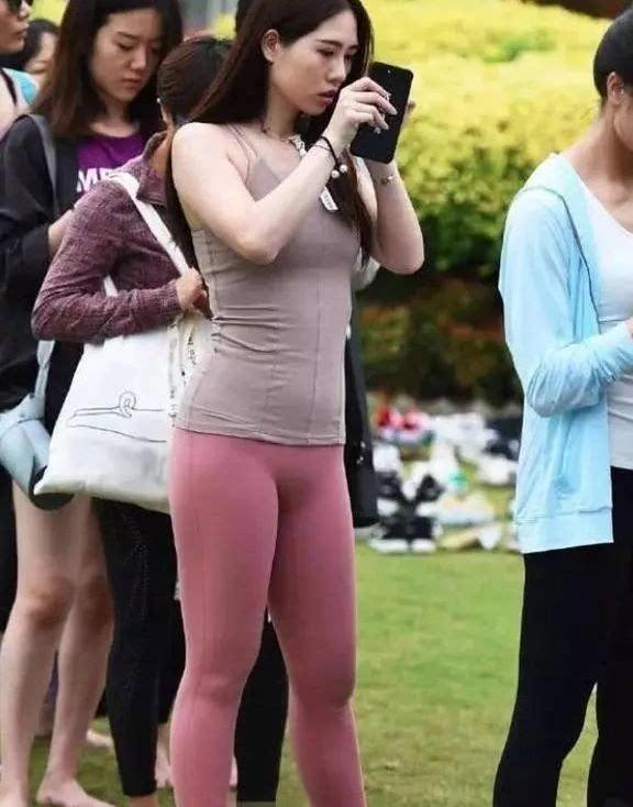 身材高挑的打底裤美女，秀出优雅小蛮腰，迷人眼球！