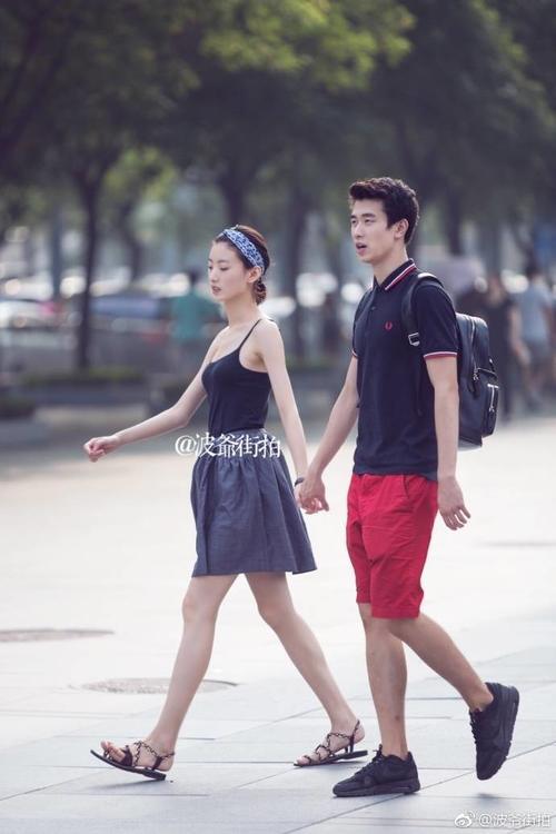 路人街拍：很瘦的高挑小姐姐，吊带装这样穿，不怕没朋友吗