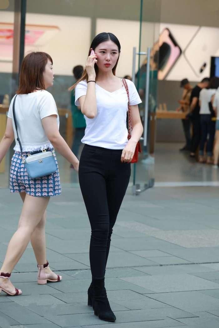 小美女黑色上衣搭配紧身牛仔裤，美丽中带着点狂野的性感!