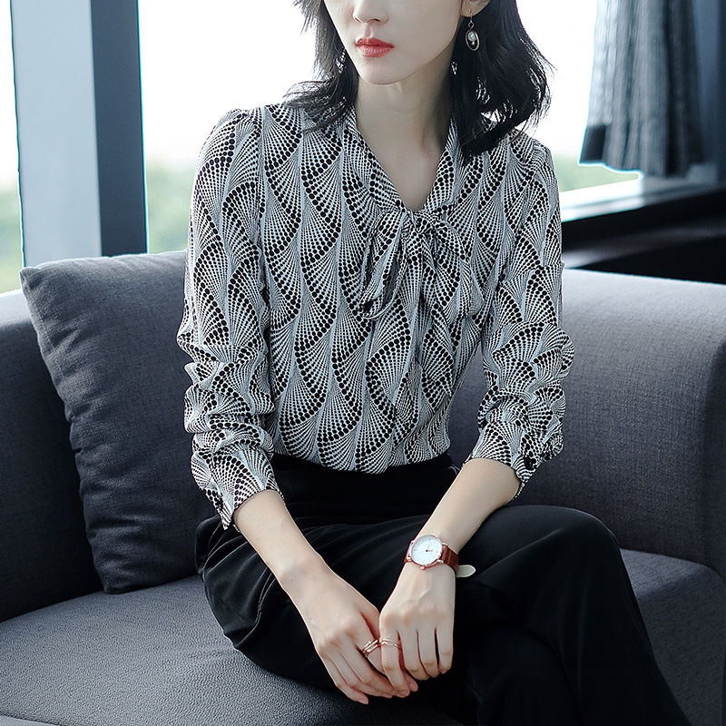 70后女人就是会穿!这小衫搭小脚裤，比裙子还洋气，超迷人