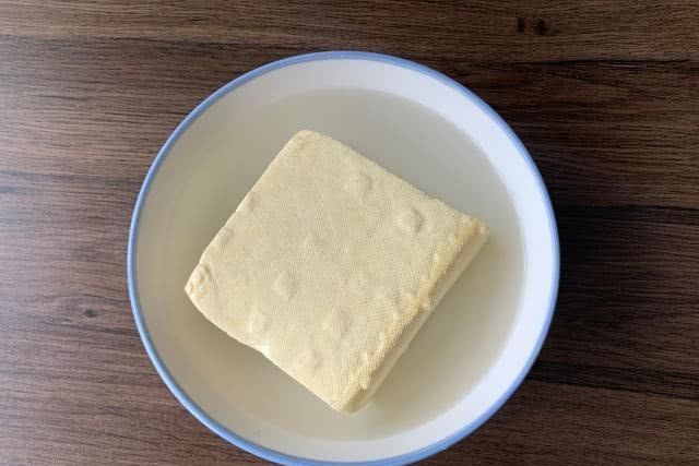  「中倒入适量」嫩豆腐别直接下锅炒，多做一步，豆腐鲜香滑嫩，比吃肉还过瘾