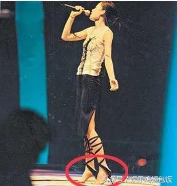 赵丽颖的高跟鞋能理解，天后王菲穿的无底高跟鞋看着肉疼