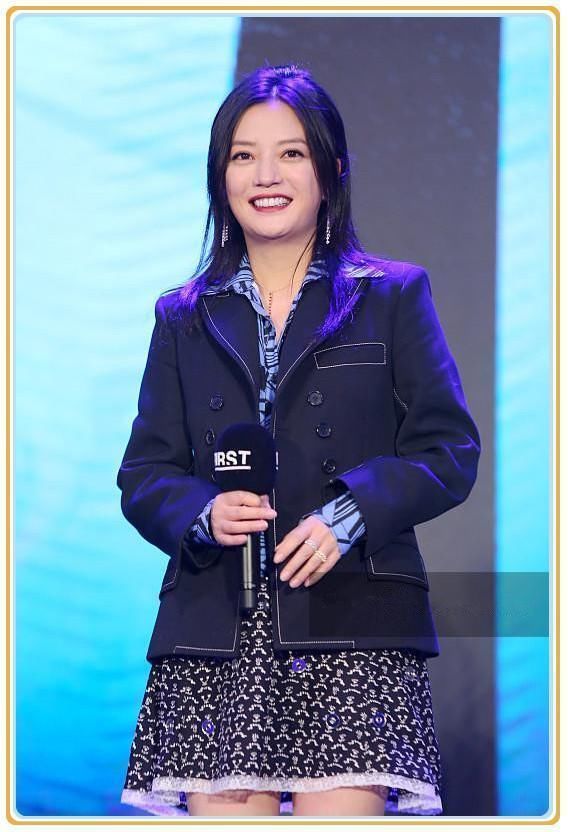 当赵薇和姚晨同穿短裙秀美腿，网友：这差距原谅我不厚道的笑了！