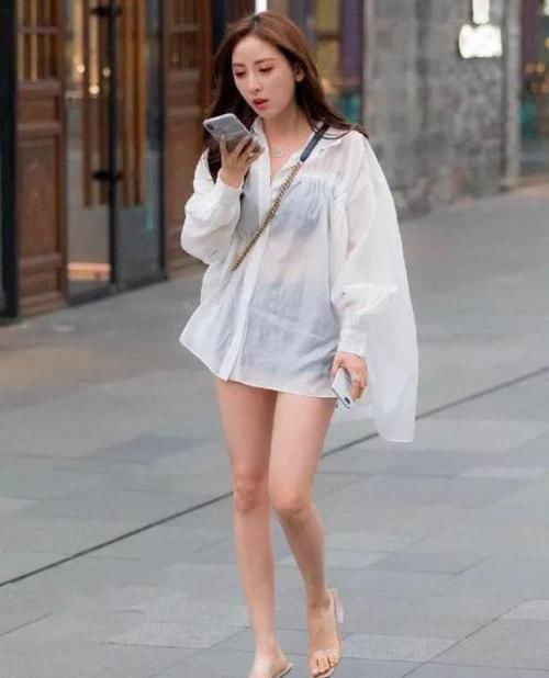  『美女』美女时尚街拍：秀色可餐的美女，一件白色背心配浅色短裤，青春活力气息