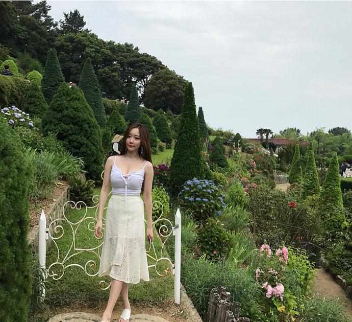 白色吊带连衣裙，展示性感好身材，微胖型，惹人爱