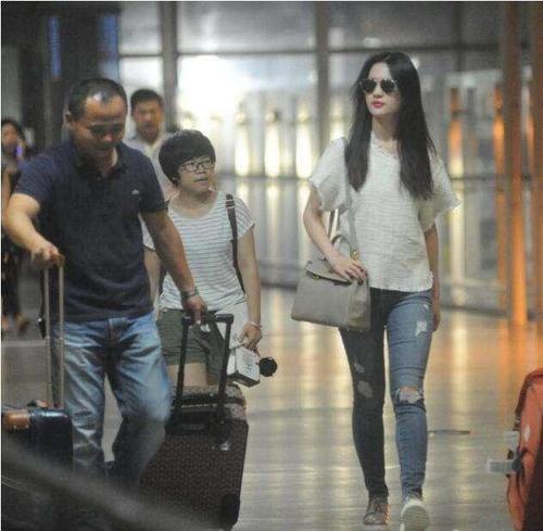 刘亦菲穿粉色西装本以为甜美又仙气，但被网友吐槽下半身更胖了！