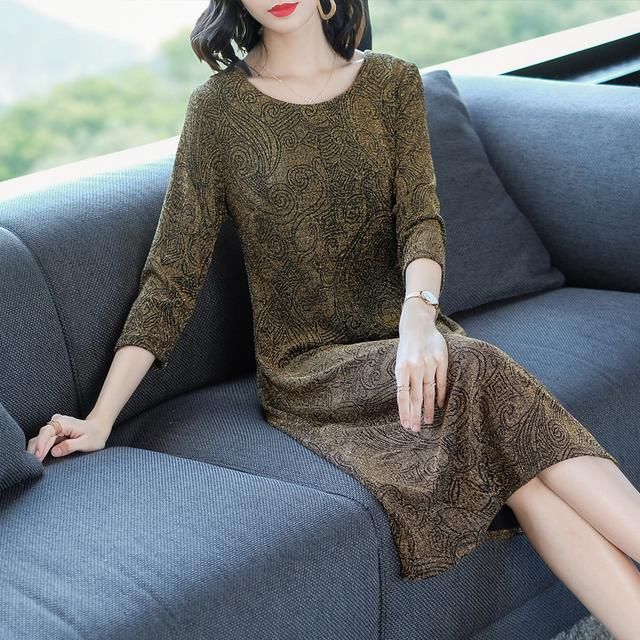 天呐,还穿什么毛衣,特土!今秋流行这连衣裙+平底鞋,洋气嫩美