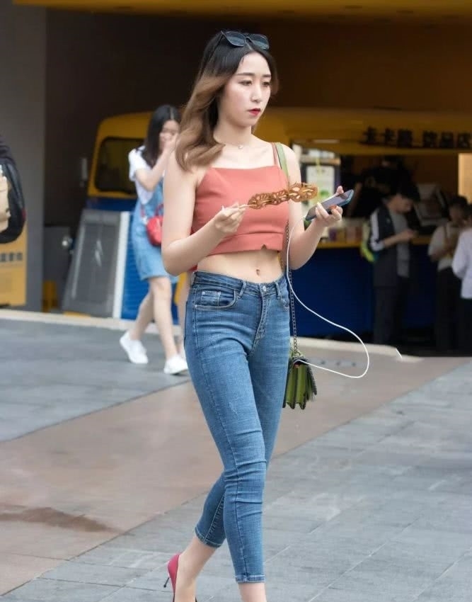  #聪明#不要总穿裙子，2020年流行牛仔裤，聪明的女人向来都这样穿！
