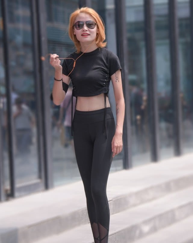 『轻松』妹子这是被上帝吻了多少次?穿瑜伽裤都显轻松,我做梦都没有!