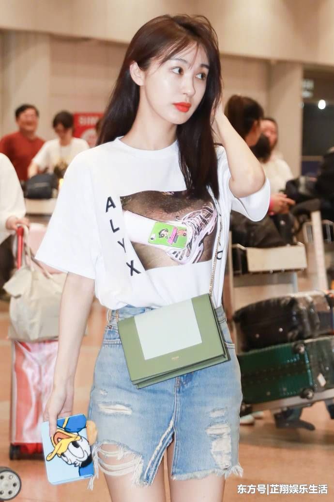 “腿精”李菲儿来啦!穿乞丐牛仔裙玩新时尚，妆容清新如妙龄少女