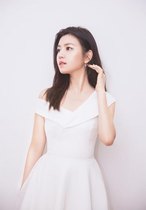 陈妍希真会玩，一袭白裙很甜美，“水管鞋”刷新我的三观！