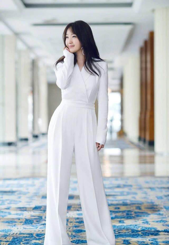 [ 杨钰莹]驴蹄凉鞋配长袜这时尚真难懂，多亏裙子救场，杨钰莹也有失手时候