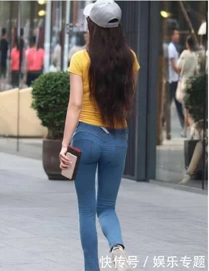 街拍:紧身牛仔裤的魅力姐姐,后面的设计看点足