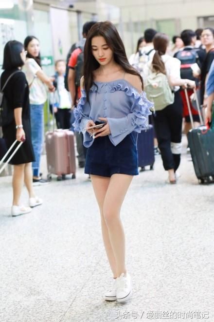 四千年美女鞠婧祎穿衣服靠两根线吊着，网友：断掉就尴尬了