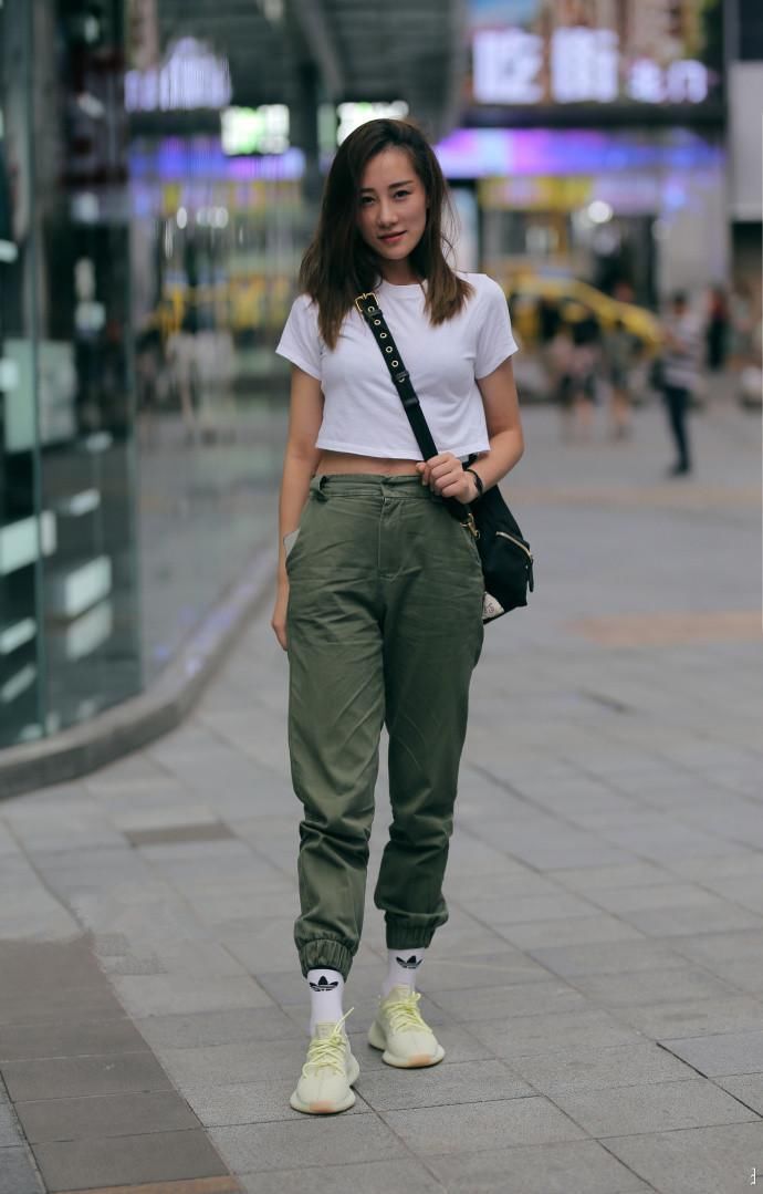 路人街拍:小姐姐清纯可爱，穿热裤清凉，大长腿吸睛抢镜!