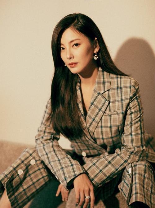 张雨绮可攻可甜,白色礼裙格纹西装统统hold住,网友:仙女本仙!