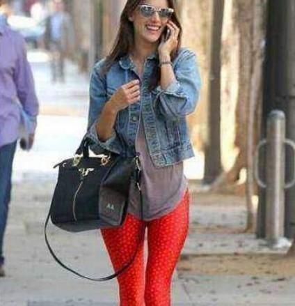 这样穿着打底裤，真的是太丑了，最好注意一下！