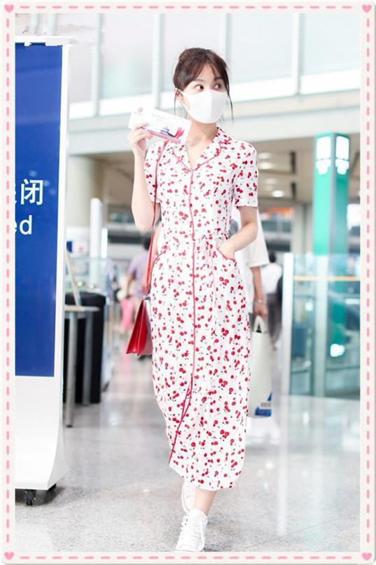 63岁赵雅芝美的让人忘了年龄，同穿樱桃裙，竟不输30岁李菲儿