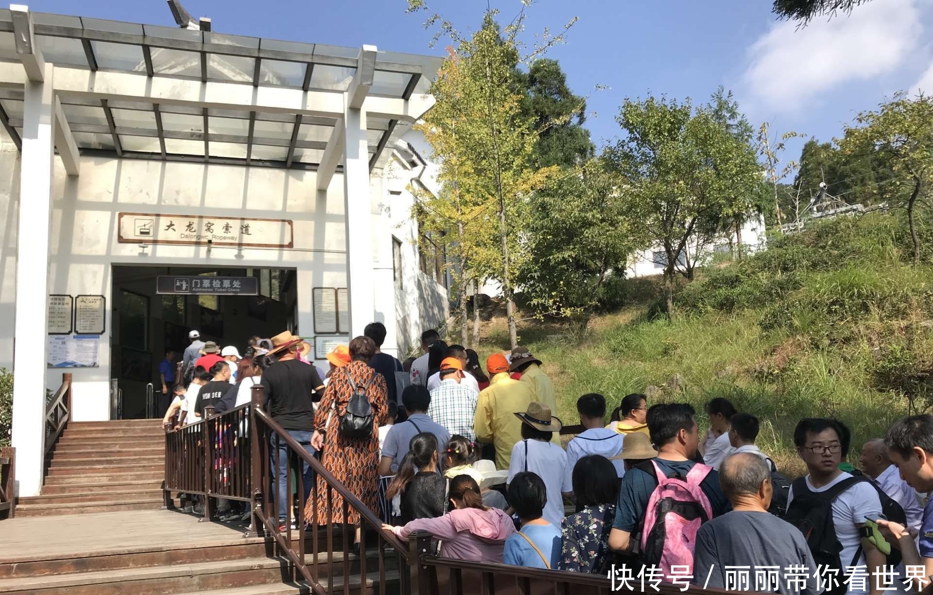 天柱山国庆长假第三天迎来旅游高峰 全天共接待游客2.68万人次