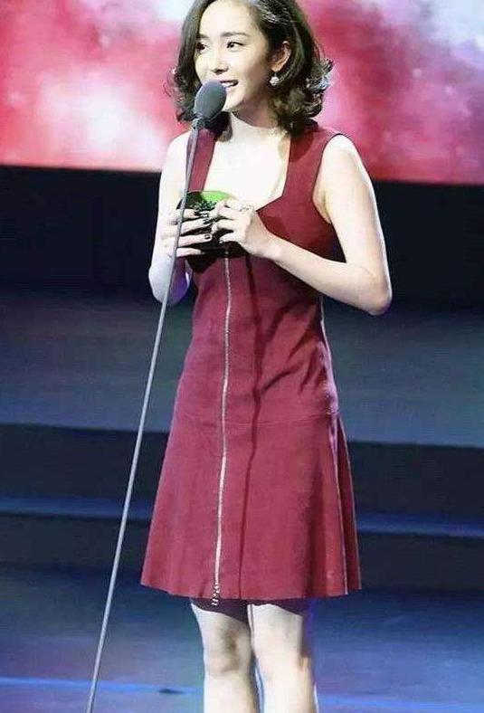 杨幂一双“筷子鞋”抢镜，网友：也不及这阿姨发型啊，太显老了吧