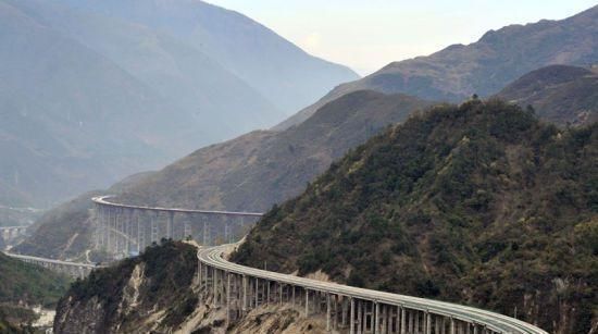  过山车|中国这座大桥被夸“建得像龙”，跨越2座大山，司机像在