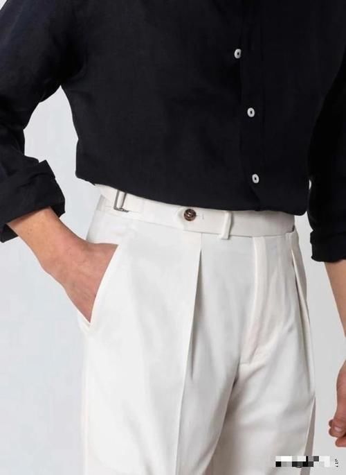  #卡其裤#卡其裤的另一个名字叫Chinos,改良后的版型跟西裤一样高级