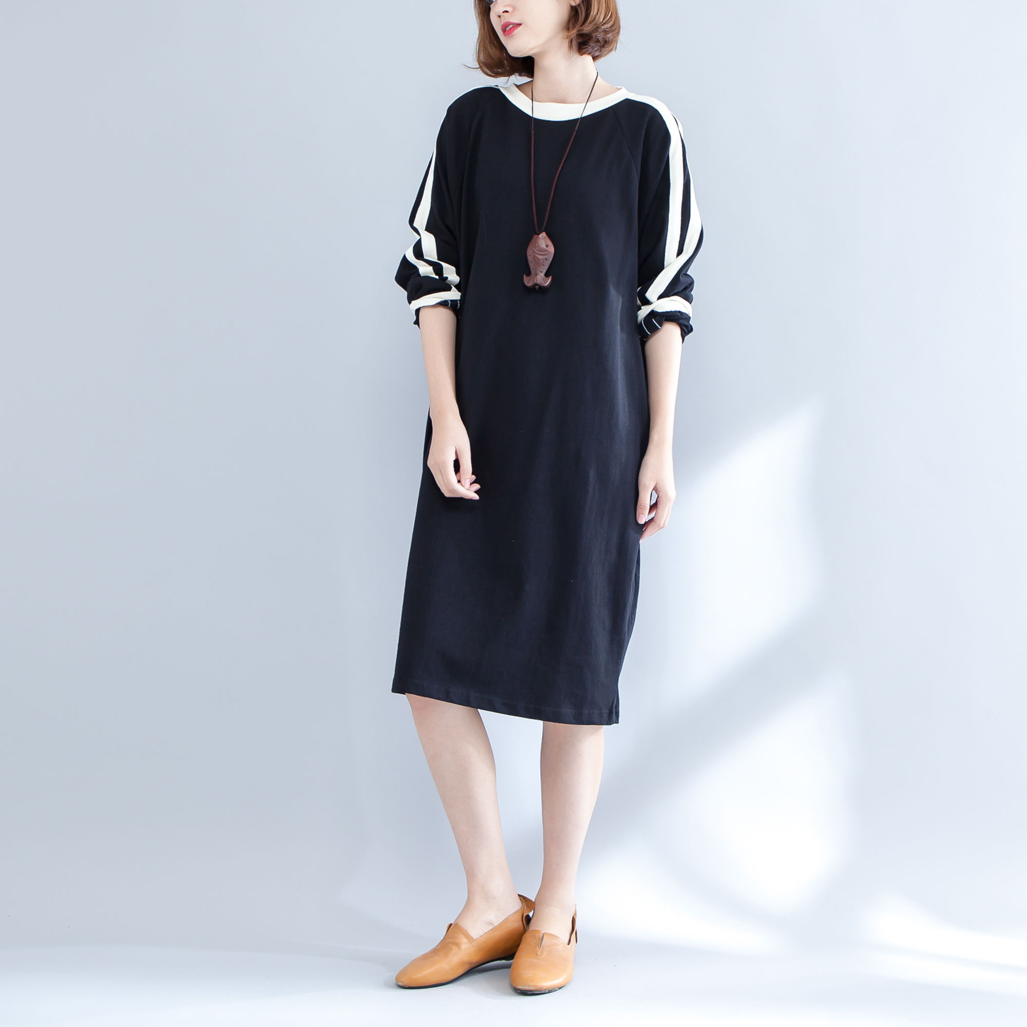 女人不能亏待自己，这洋气的卫衣裙，一件才一百多，超仙