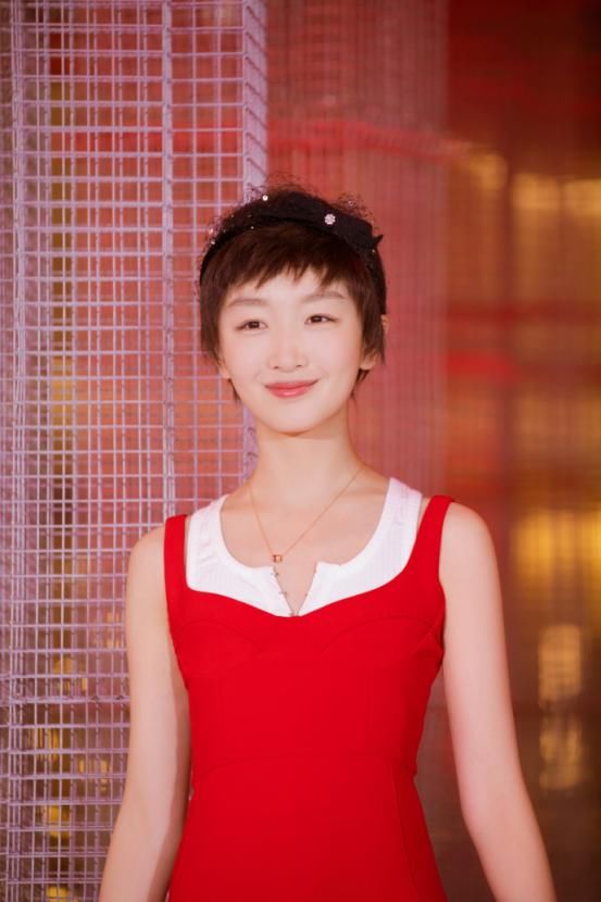 周冬雨真会穿！连衣裙穿成短裙的效果，网友：这腿也是绝了